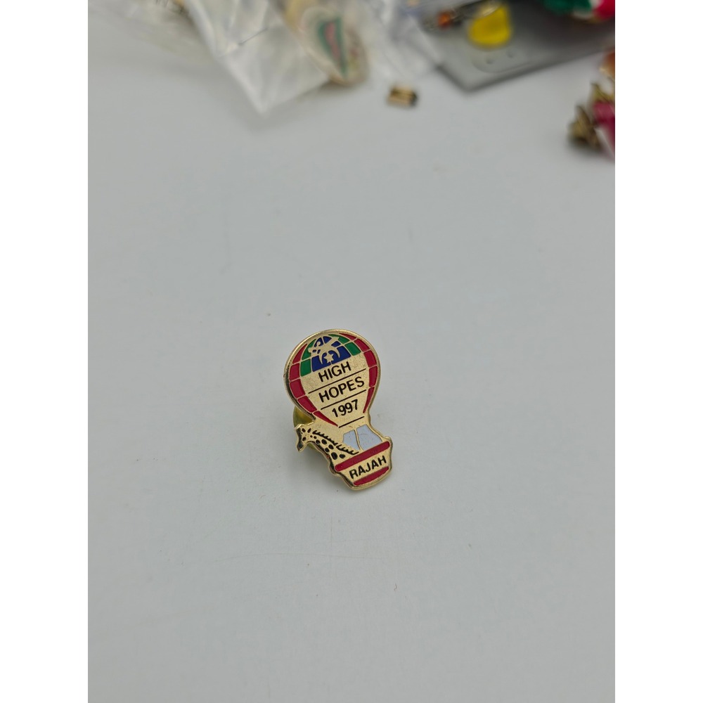 Vintage 1997 High Hopes Rajah Hot Air Balloon Giraffe Enamel Lapel Pin Gold Tone